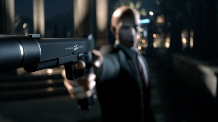 Главный герой игры Hitman с пистолетом, на котором, по традиции - глушитель