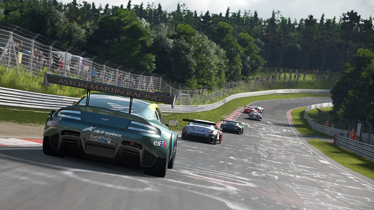Спортивный автомобиль Aston Martin едет по трассе в игре Gran Turismo Sport