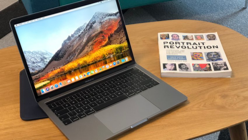 MacBook Pro 13 на столе возле книги