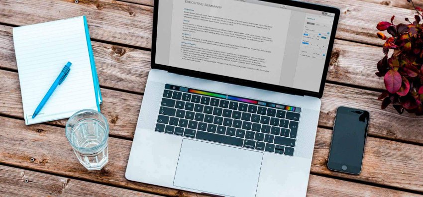 Macbook pro 2018 с сенсорной клавиатурой на столе