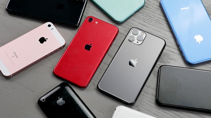 Несколько iPhone разных поколений на столе