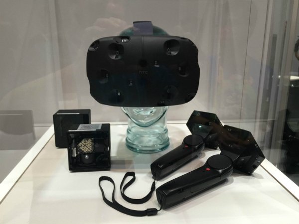 Очки виртуальной реальности от HTC и Valve с манипуляторами