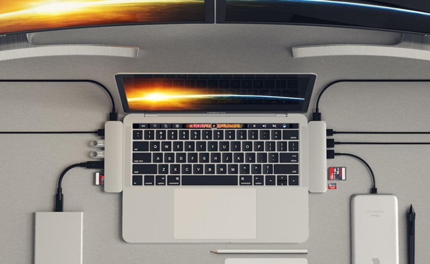 Macbook 13 с воткнутыми адаптерами