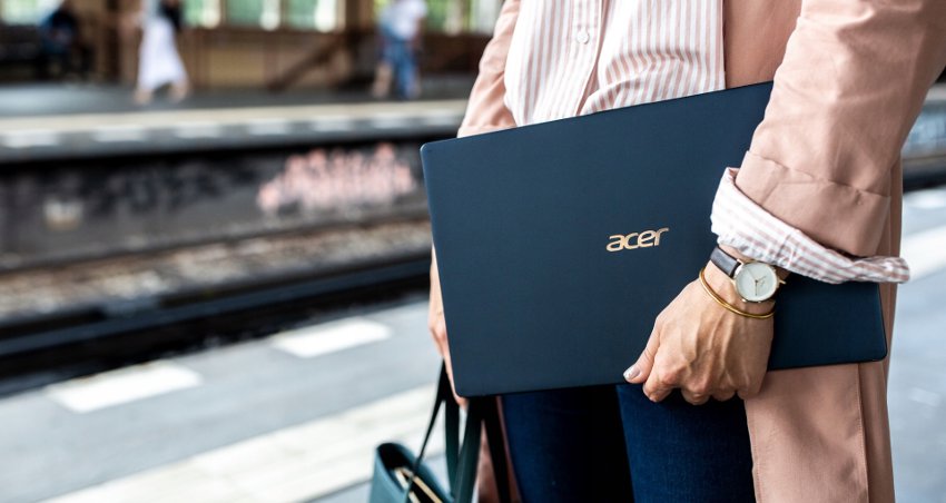 Женщина в руках держит ультрабук Acer