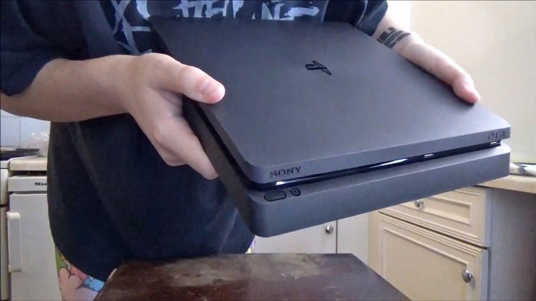 Блогер держит в руках playstation 4 slim