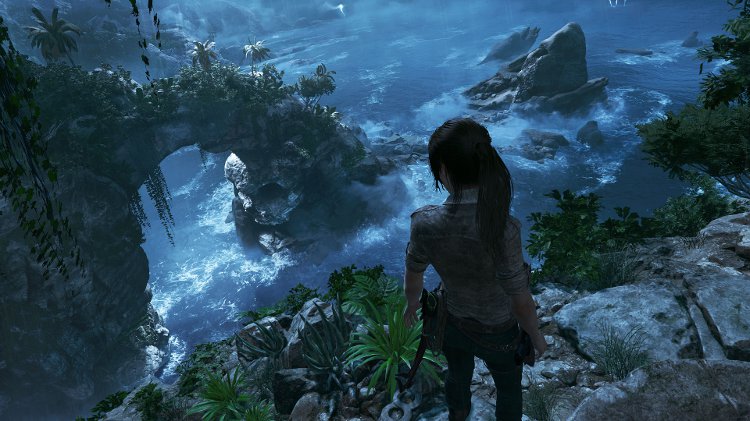 Shadow of the Tomb Raider скриншот игры - Лара на скалах недалеко от моря