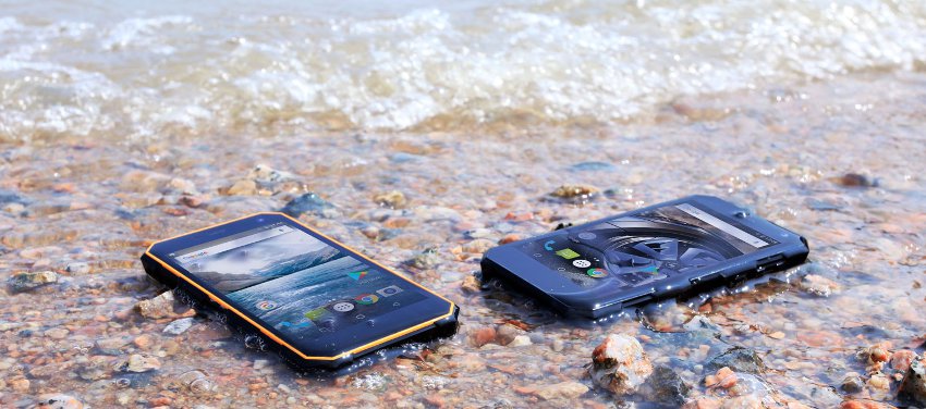 Противоударные смартфоны на пляже в воде