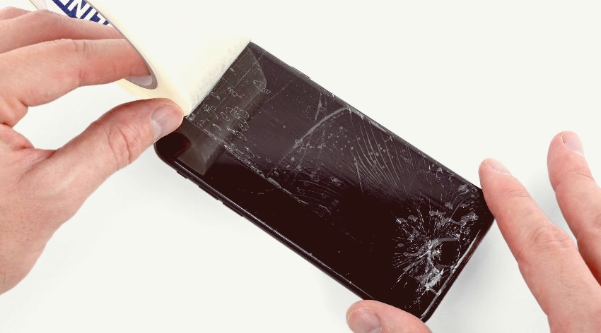 Экран iphone заклеивают скотчем чтобы избежать порезов