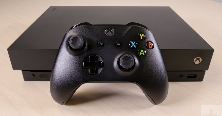 xbox one x с геймпадом спереди
