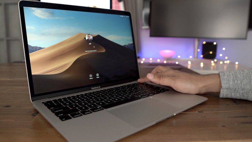 MacBook Air на столе деревянном